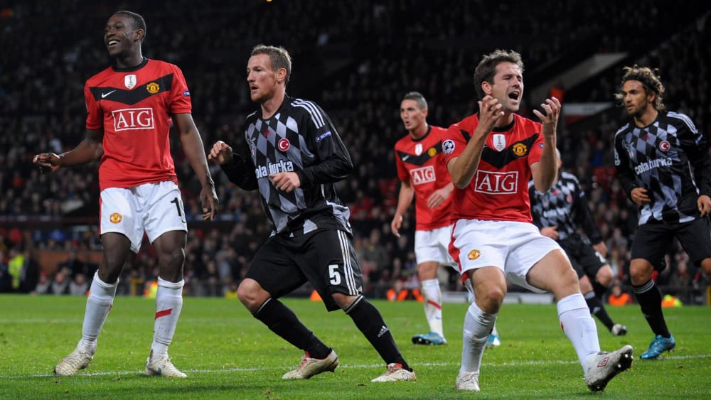 Michael Owen (R) of Manchester United as another chance goes missing, second left Michael Fink