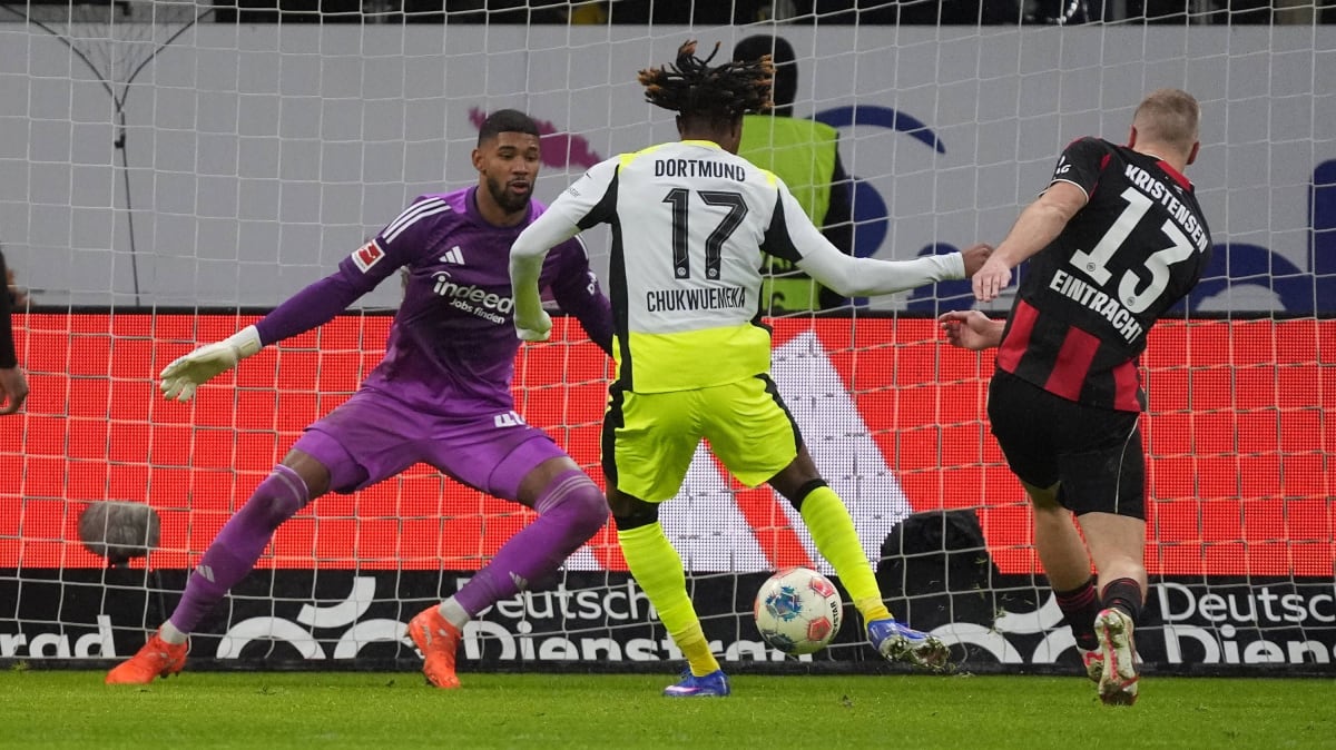 Bundesliga-kehrt-spektakul-r-zur-ck-Eintracht-und-Dortmund-spielen-3-3