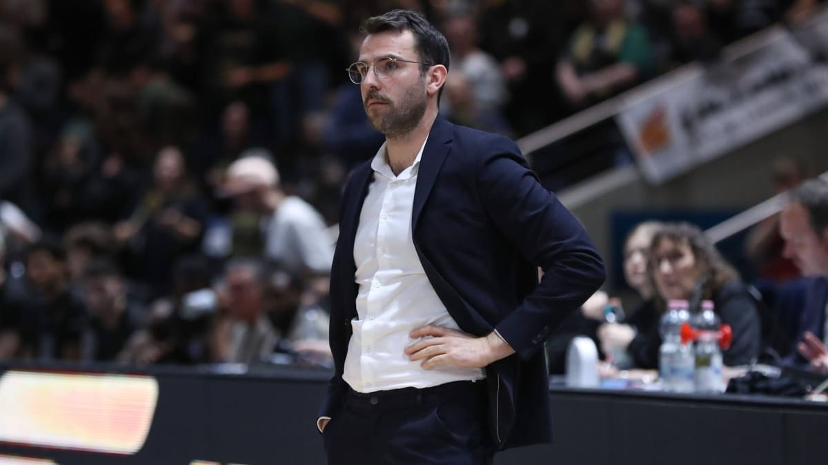 -am-tiefpunkt-towers-boss-willoughby-reagiert-auf-die-trainerfrage