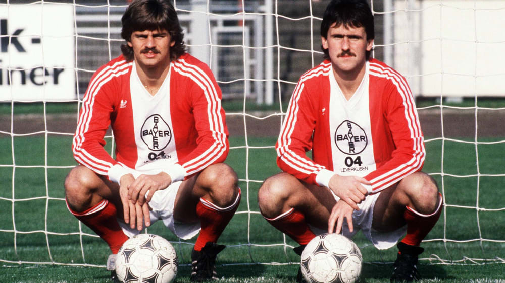 Falko Götz (li.) und Dirk Schlegel im Trikot von Bayer Leverkusen.