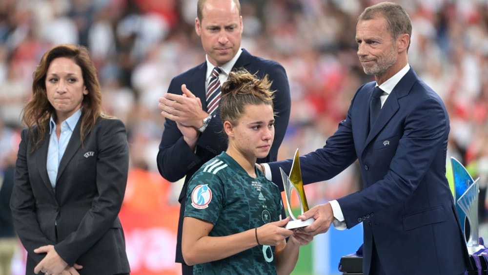 Erhielt von UEFA-Präsident Aleksander Ceferin (re.) die Auszeichnung als beste junge Spielerin des Turniers: Lena Oberdorf.