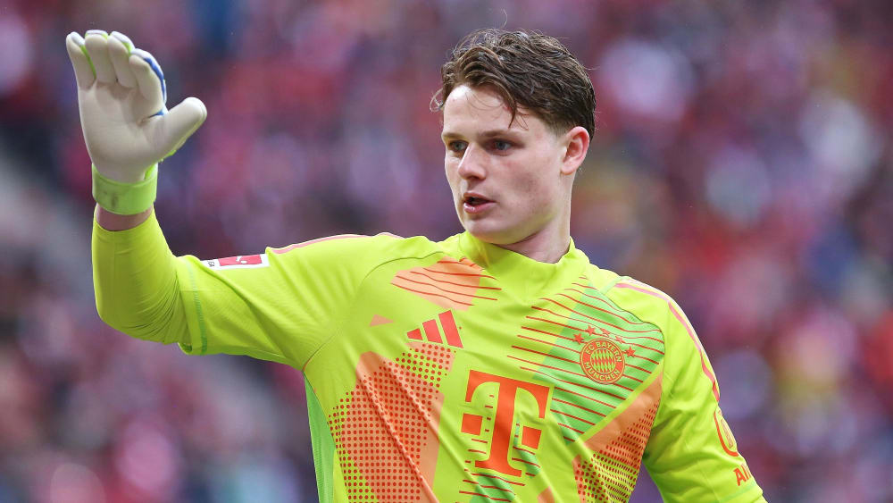 Jonas Urbig.