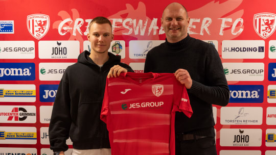 Fabio Schneider (links) mit dem Geschäftsführer Sport der Greifswalder, David Wagner.