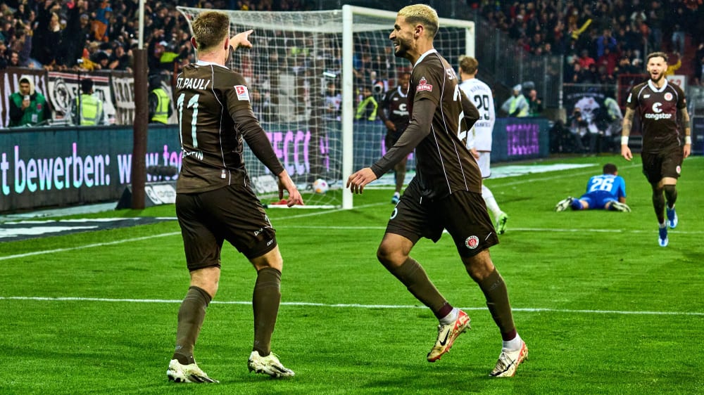 Johannes Eggestein (li.) feiert mit seinen Kollegen seinen Doppelpack beim 5:1-Erfolg über den 1. FC Nürnberg.