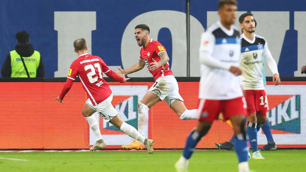 Große Freude: Lex Tyger Lobinger (Mitte) sorgte für den Ausgleich in Hamburg. 