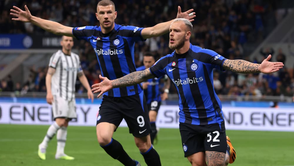 Jubelnde Inter-Profis Coppa-Halbfinale gegen Juve: Edin Dzeko (li.) und Inter-Torschütze Federico Dimarco.