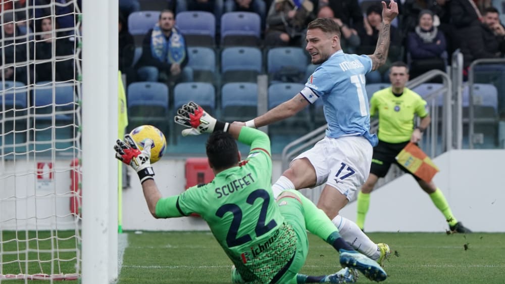 Lazios Ciro Immobile erzielte aus spitzem Winkel das zwischenzeitliche 2:0 in Cagliari.