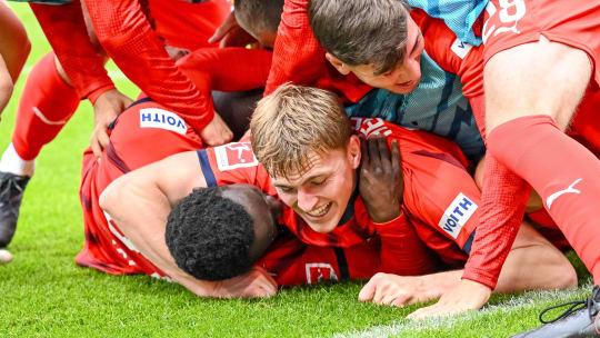 Begraben in der Heidenheimer Jubeltraube: Die beiden Matchwinner Sirlord Conteh und Mikkel Kaufmann.