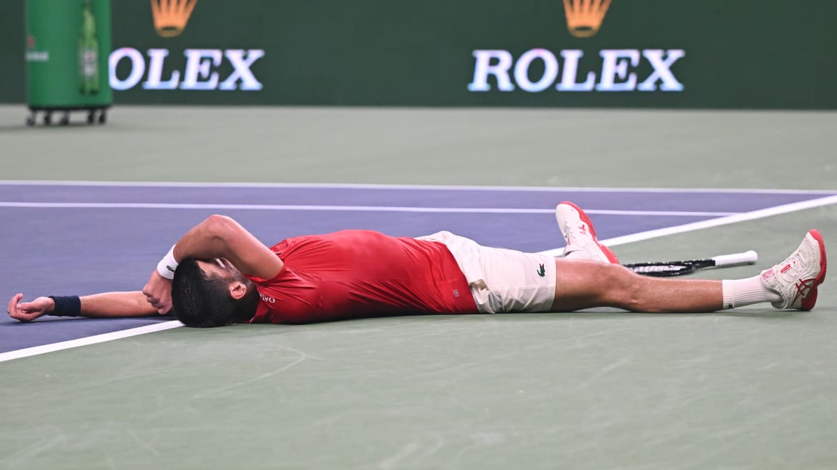 Djokovic-bricht-ersch-pft-zusammen-und-gewinnt-trotzdem