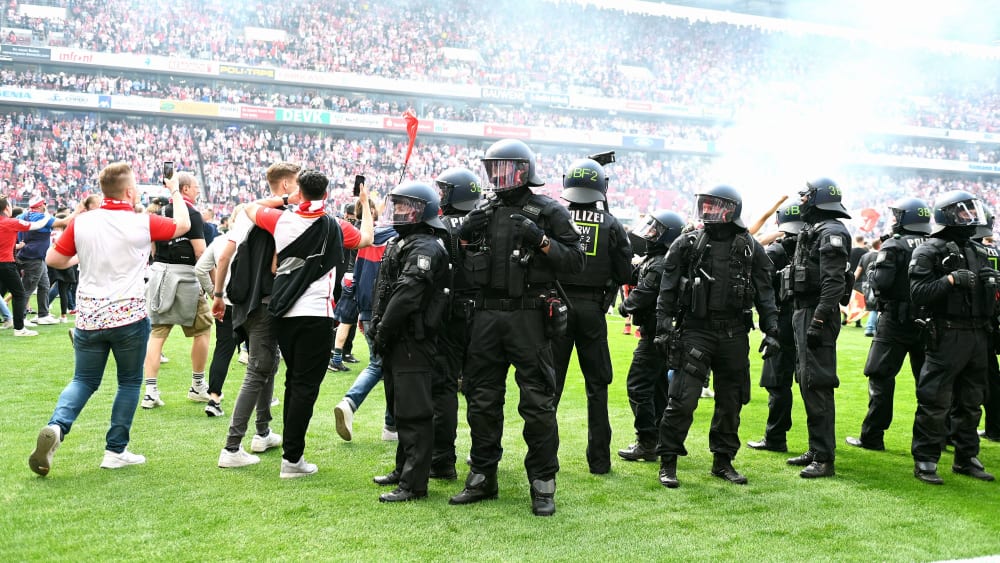 Fans und Polizisten auf dem Kölner Rasen: Szene vom 33. Spieltag der vergangenen Saison.