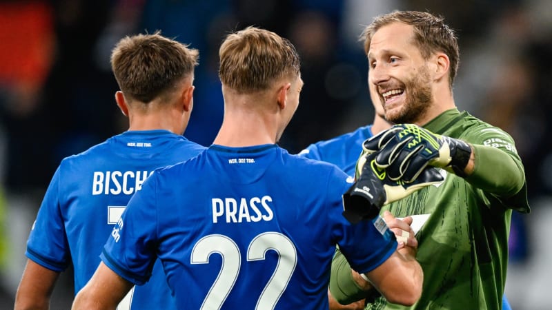 Fußball: Europa League, TSG 1899 Hoffenheim - Dynamo Kiew, Vorrunde, 2. Spieltag, PreZero Arena. Hoffenheims Torwart Oliver Baumann (r) freut sich mit Mannschaftskollegen über den Sieg.