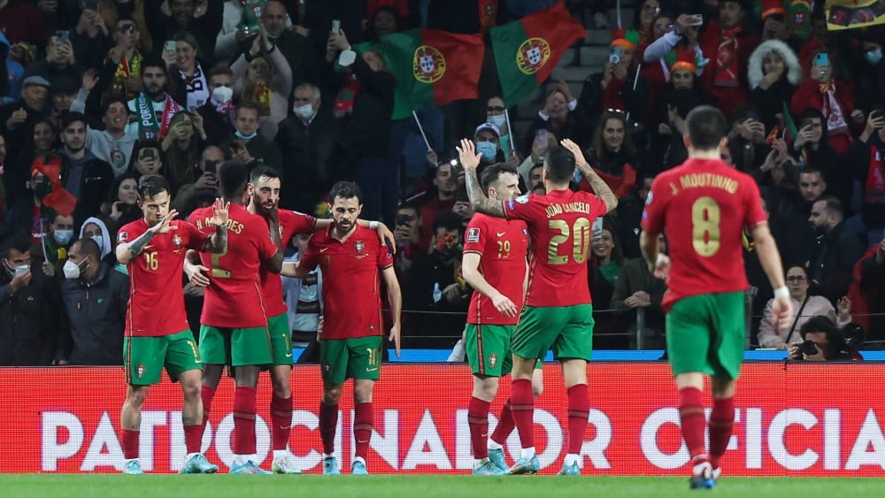 Portugals gefeierter Mann im Play-off-Finale: Bruno Fernandes (3.v.l.).