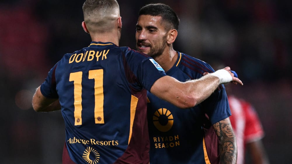 Zu früh gefreut: Nach dem Jubel von Artem Dovbyk (li.) und Lorenzo Pellegrini kassierte die Roma noch das 1:1.