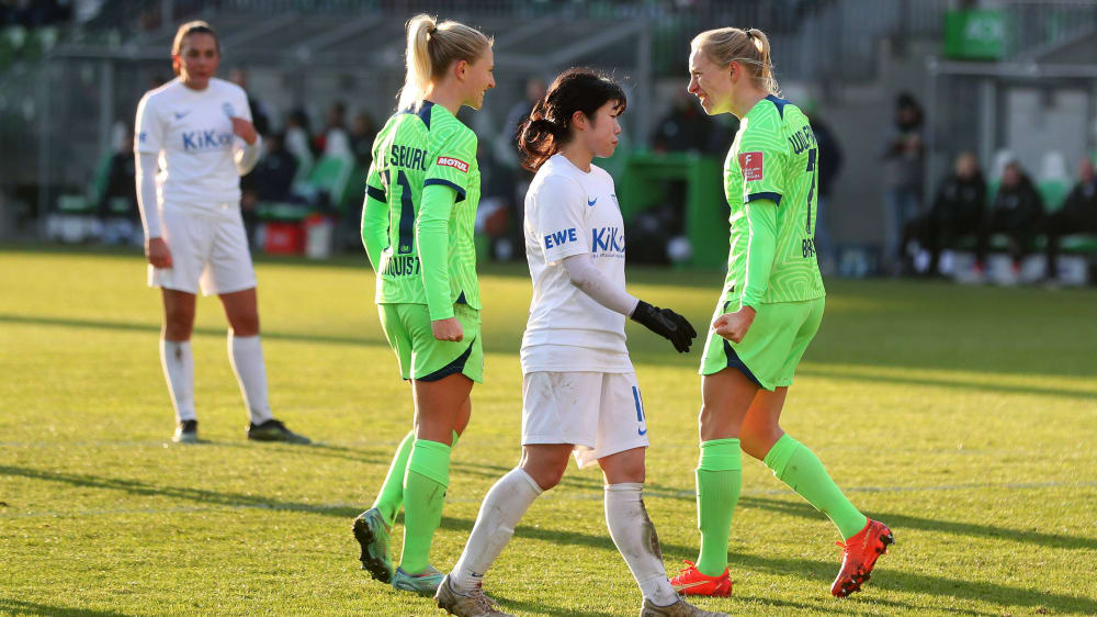 Rebecka Blomqvist und Pauline Bremer (v. l., in Grün) verlassen den VfL Wolfsburg im Sommer.