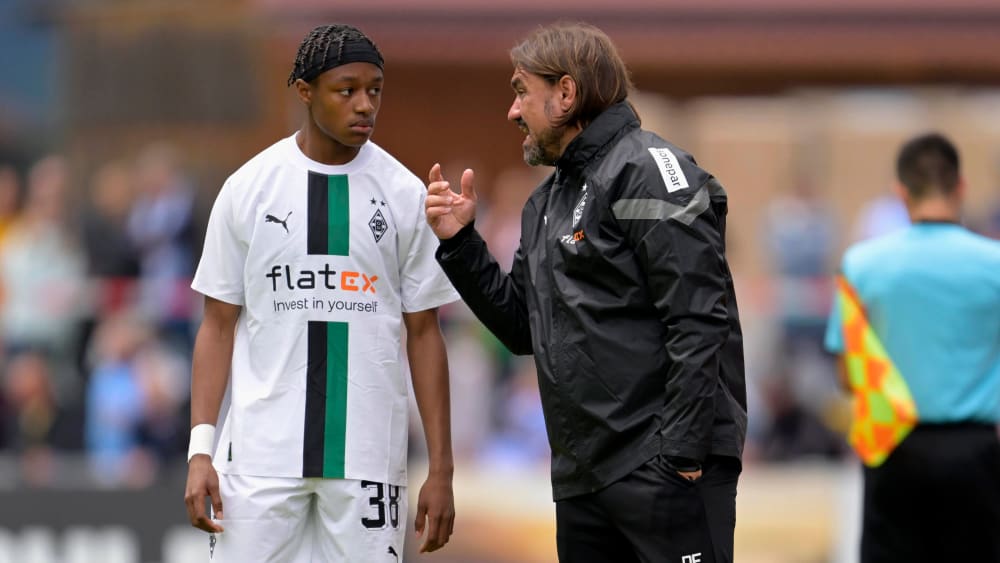 Er will genau zuhören und lernen: Borussia-Talent Yvandro Borges Sanches (li., mit Daniel Farke).