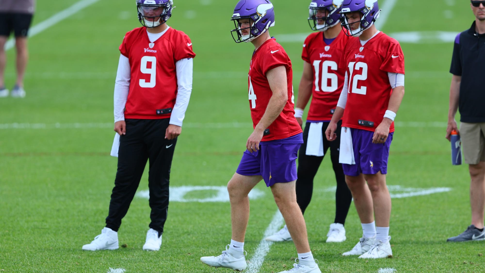 Sam Darnold (Mi.) und J. J. McCarthy (li.)