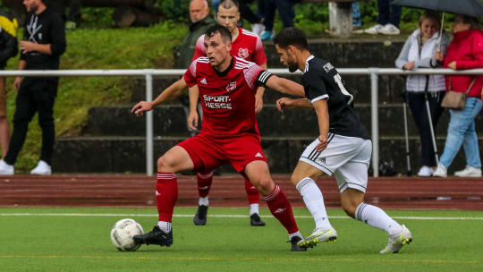 Die Eisbachtaler Sportfreunde um ihren Kapitän Max Olbrich (links) und Hessenligist TuS Dietkirchen spielen am 6. August zu Gunsten der Flutopfer sowie für die Familie eines plötzlich verstorbenen Eisbachtaler Jugendspielers.