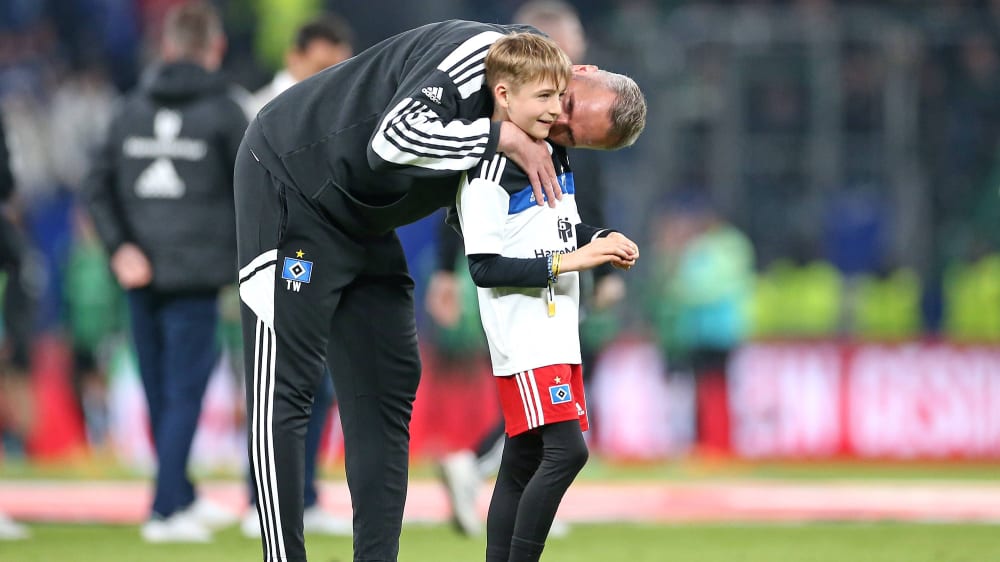 Tim Walter war nach dem Sieg gegen Fürth glücklich und holte seinen Sohn Lenny auf den Platz.