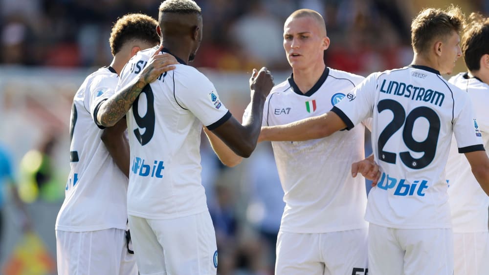 Torschützen in Lecce: Victor Osimhen klatscht mit Leo Östigaard ab.