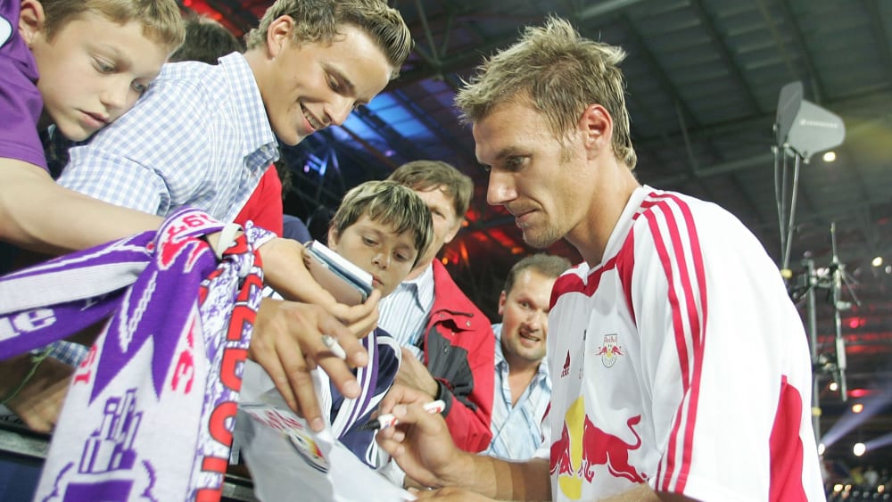 Plötzlich rot- statt violett-weiß: Alexander Zickler gibt 2005 Autogramme, als gerade aus Austria Salzburg Red Bull Salzburg geworden war.