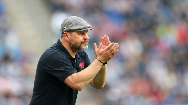 HAMBURG, GERMANY - MAY 19: Steffen Baumgart, Head Coach of Hamburger SV reacts during the Second Bundesliga match between Hamburger SV and 1. FC Nürnberg at Volksparkstadion on May 19, 2024 in Hamburg, Germany. (Photo by Cathrin Mueller/Getty Images)