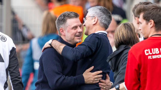 Umarmung und Glückwunsch: Bayern-Präsident Herbert Hainer (r.) gratuliert Erfolgscoach Alexander Straus.