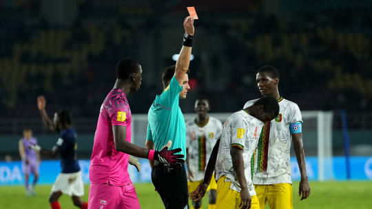 Trikot übers Gesicht: Souleymane Sanogo muss nach seinem Tritt vom Platz.