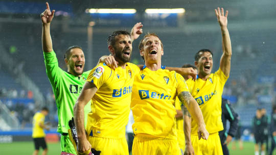 Die Spieler des FC Cadiz feiern den dramatischen Klassenerhalt.