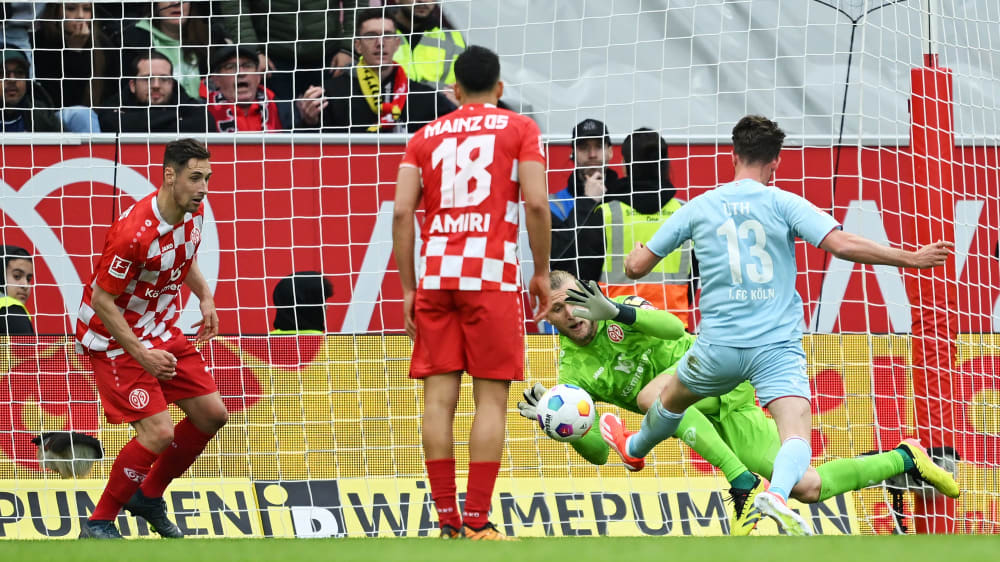 MAINZ, GERMANY - APRIL 28: Robin Zentner of 1.FSV Mainz 05 saves a shot from Mark Uth of 1.FC Köln during the Bundesliga match between 1. FSV Mainz 05 and 1. FC Köln at MEWA Arena on April 28, 2024 in Mainz, Germany. (Photo by Helge Prang/Getty Images)