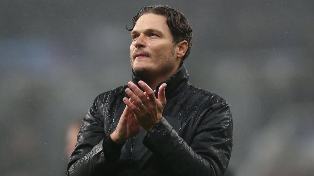 Applaus im englischen Regen: BVB-Coach Edin Terzic nach dem Spiel in Newcastle.