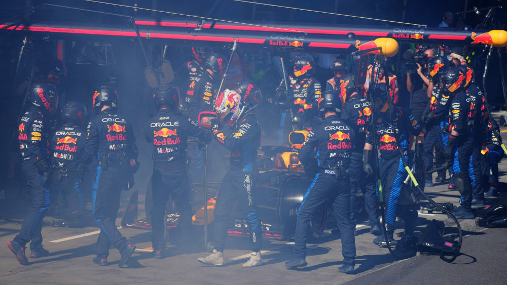Weltmeister Max Verstappen musste seinen qualmenden Red Bull verlassen.