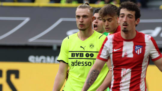 Bradley Fink (li.) hätte Dortmund in Führung bringen können.