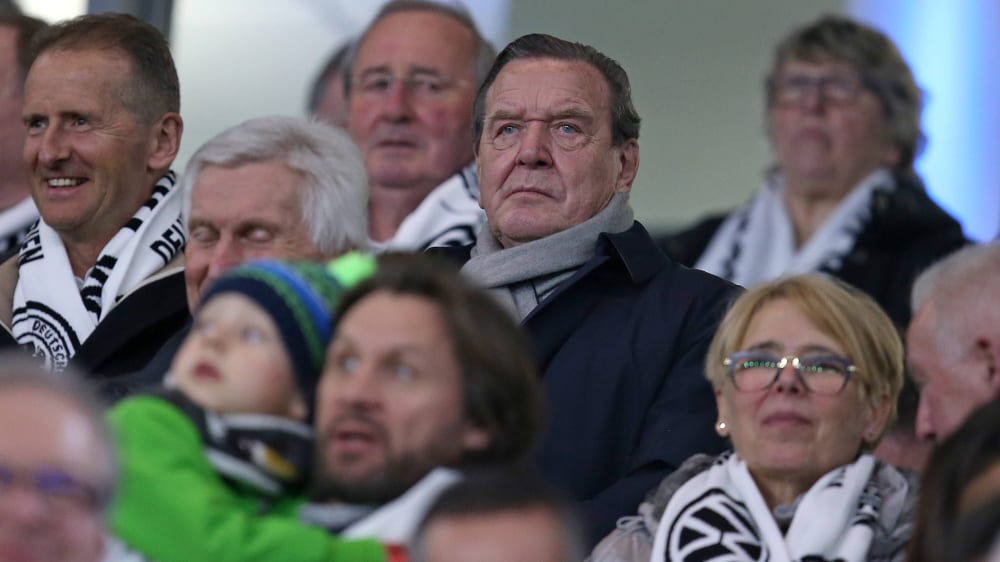 Nicht länger DFB-Ehrenmitglied: Gerhard Schröder, hier bei einem Länderspiel 2019.