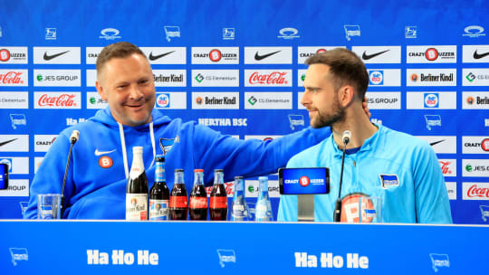 Hat Vertrauen in seinen Keeper: Hertha-Coach Pal Dardai und Marius Gersbeck.
