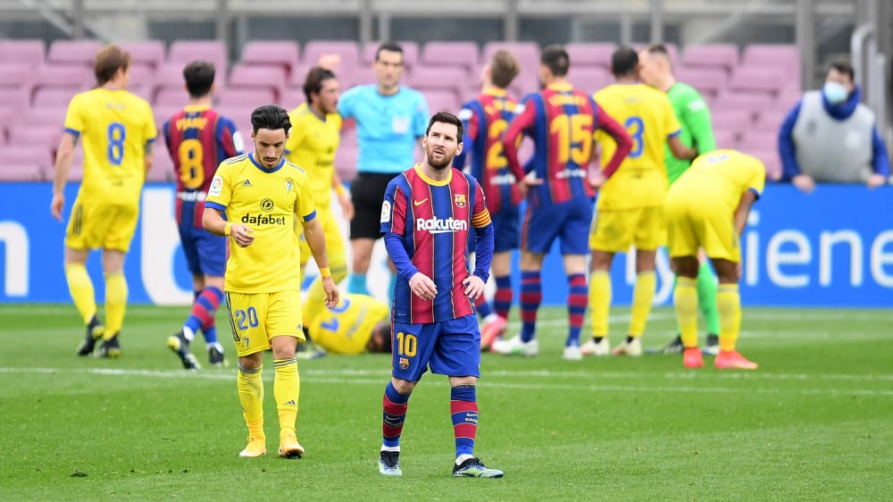 Besorgter Blick nach oben: Lionel Messi vor dem Elfmeter, der zum 1:1-Endstand f&#252;hrte.