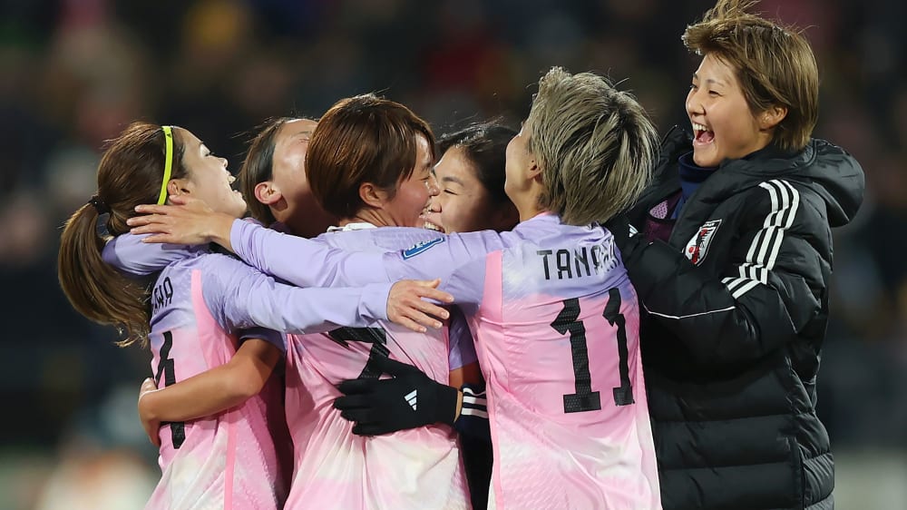 Die japanische Nationalmannschaft hat bei der WM das Viertelfinale erreicht. Die Weltmeisterinnen von 2011 schlugen Norwegen souverän mit 3:1.