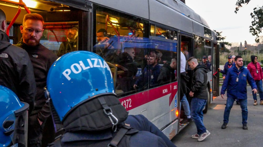 Zweifelhaftes Vergnügen: In Rom mussten Eintracht-Fans einiges über sich ergehen lassen, um ins Stadion zu kommen.