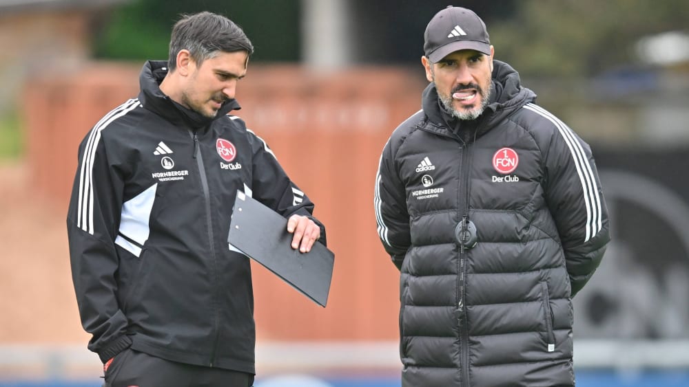 Grübeln an der richtigen Aufstellung fürs letzte Heimspiel der Saison: Cristian Fiel (re.) und sein Co-Trainer Jerome Polenz.