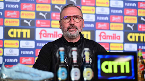 Kiel-Trainer legt kuriosen Auftritt hin