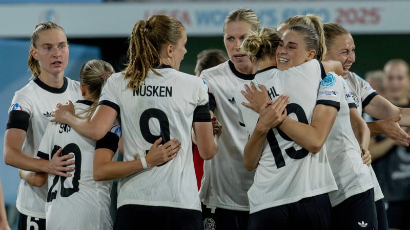 St.Gallen, Switzerland, July 04st 2025: Team of Germany celebrates the goal scored by Jule Brand (22 GER) during the UEFA Womens EURO 2025 Group C match between Germany and Poland at Kybunpark in St.Gallen, Switzerland. Philipp Kresnik (Philipp Kresnik SheKicks SPP) PUBLICATIONxNOTxINxBRAxMEX Copyright: xPhilippxKresnikx xSheKicksx xSPPx spp-en-PhKrSh-1KRE1495-Verbessert-RR