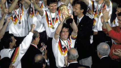 An der Spitze angekommen: Lothar Matthäus (Mitte) reckt den WM-Pokal in die Höhe.