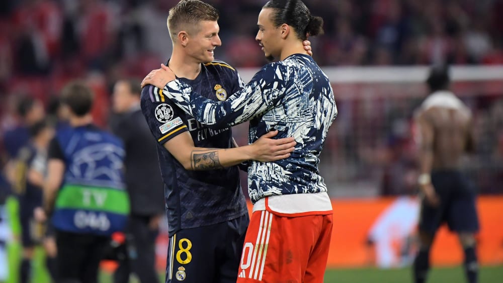 DFB-Nationalspieler unter sich nach dem 2:2 zwischen Bayern und Real: Toni Kroos (li.) und Leroy Sané.