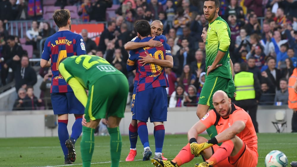 Szenerie nach Tor Nummer vier: Lionel Messi dankt Martin Braithwaite.