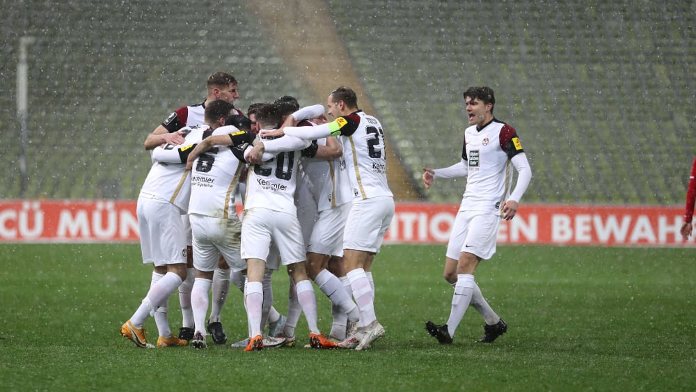Ein Kollektiv hat sich gefunden: Der FCK feiert den Sieg im verschneiten München zum Abschluss der Hinrunde.
