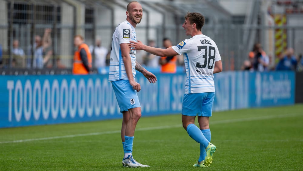 Raphael Holzhauser, Siegtorschütze gegen Freiburg II, wird von Teamkollege Marius Wörl nach seinem Treffer beglückwünscht.