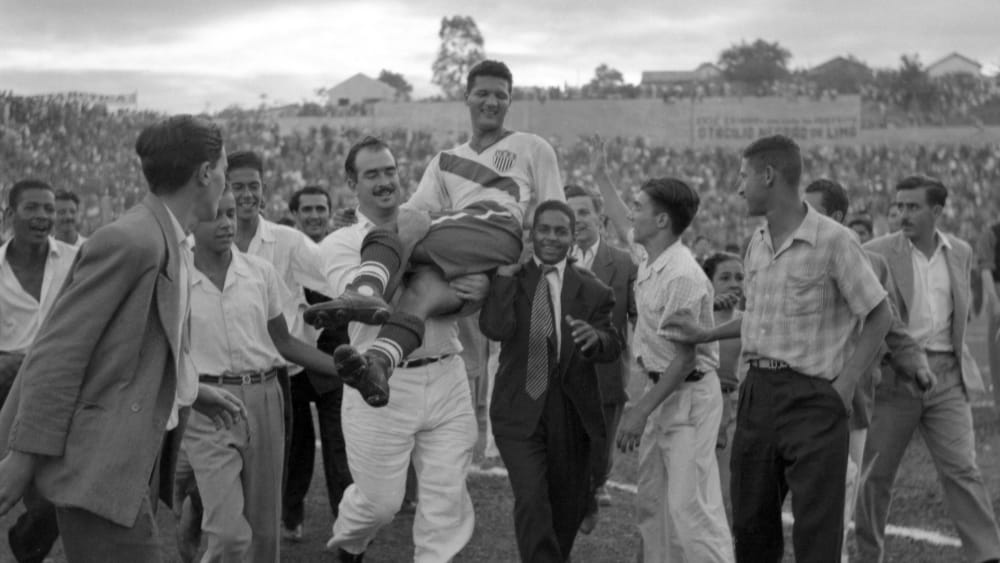Joe Gaetjens wird nach dem US-Sieg über England 1950 vom Feld getragen.