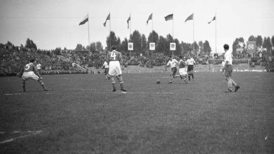 Debütspiel der DDR (dunkle Trikots) in Warschau gegen Polen.