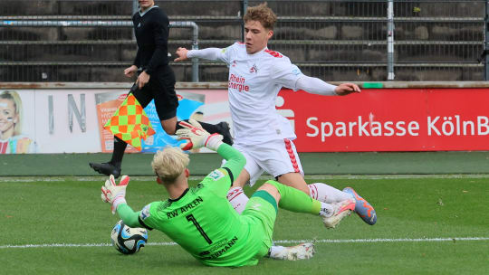 Hielt sein Tor ausgerechnet gegen die offensivstarken Kölner das erste Mal sauber: RWA-Schlussmann Luis Ackermann (hier gegen Meiko Wäschenbach)