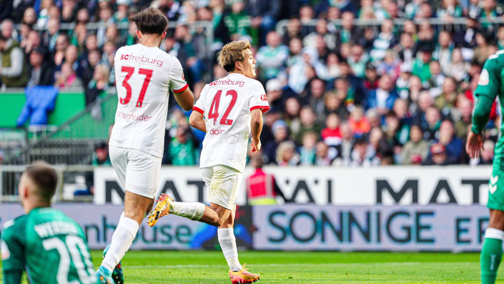 Der Siegtorschütze dreht ab: Ritsu Doan (#42) hat soeben das einzige Tor in Bremen erzielt.
