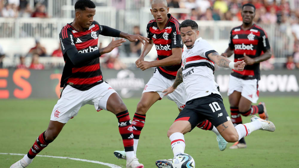 Der Brasilianer Cleiton (links) im Testspiel zwischen Flamengo und dem FC Sao Paulo im Januar 2025.